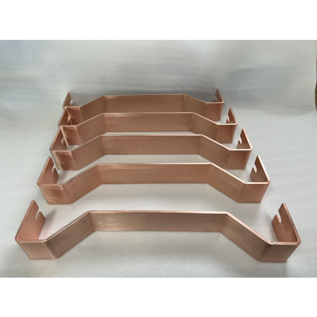 大型折彎銅牌清洗後成品 — 銅面亮度均一、無氧化、外觀整齊