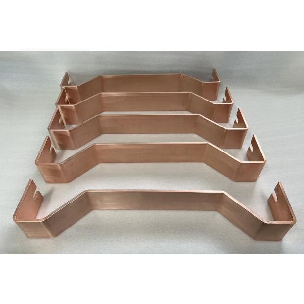 銅牌清洗成果展示 — 大型彎折銅排表面潔淨平整、適用配電系統