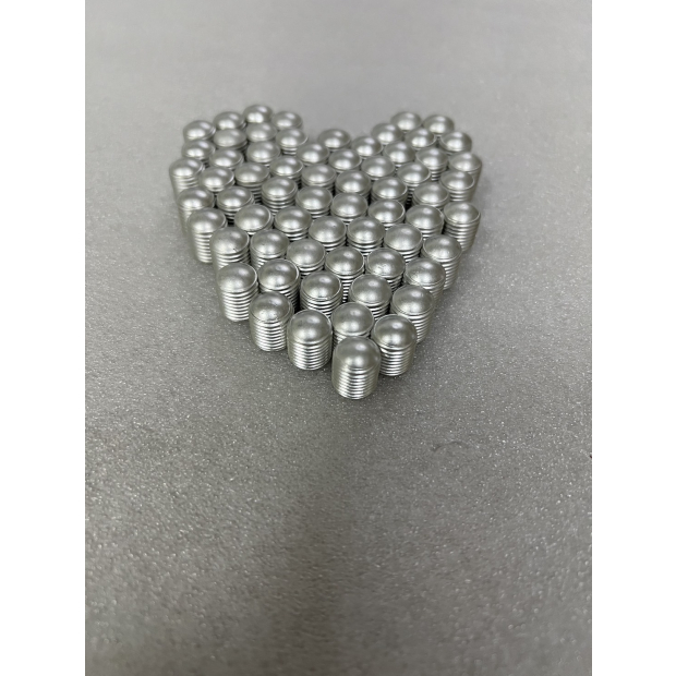 鋁合金鍍錫零件以立體心形排列展示，鍍層均勻無水痕、無燒傷，展現高品質鋁材鍍錫工藝。