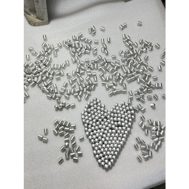 鋁合金鍍錫螺牙件與圓球件的特寫展示，亮銀色鍍層均勻附著，展現鋁材鍍錫工藝的高導電性與防氧化特性。