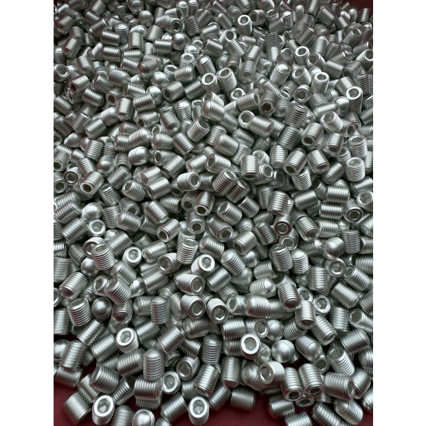 鋁合金螺牙件鍍錫前原始外觀，尚未經活化或脫脂處理，用於鋁材鍍錫加工前的基準比較。