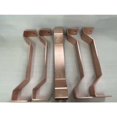 多支折彎銅牌清洗後成品 — 銅面明亮一致、適合作為配電母排