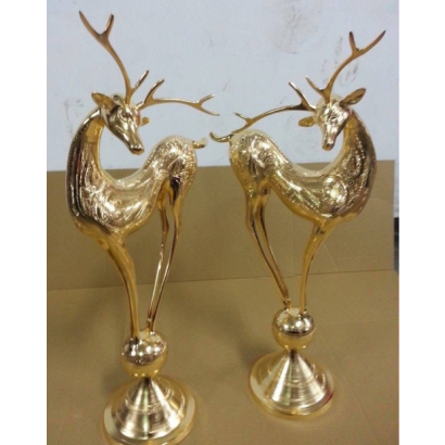 六翼企業金鍍工藝成品，金色鹿雕像表面平滑、亮度均勻，適用藝術品與企業贈禮電鍍加工